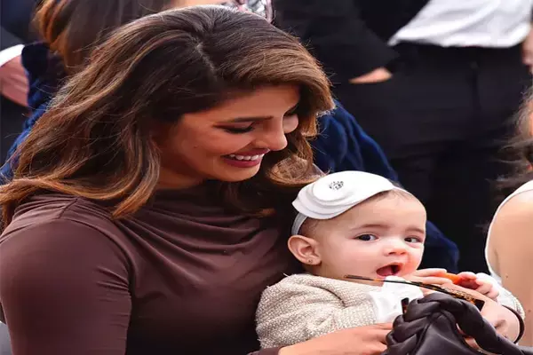 Priyanka Chopra ने पहली बार दिखाया बेटी का चेहरा, लोग बोले- अरे इतनी क्यूट, ये तो पापा Nick Jonas की कॉपी है...