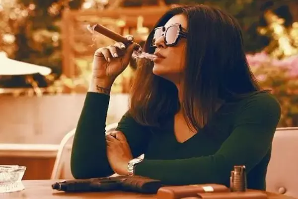 VIDEO-सुष्मिता सेन का दिखा माफिया लुक, हाथ में बंदूक...मुंह में सिगार, धुआं उड़ाते एक्ट्रेस को देख फैंस बोले-मैम आपने...