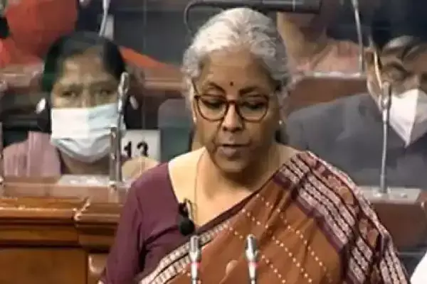 Pension News: पेंशन पर वित्त मंत्री का बड़ा ऐलान, सरकारी कर्मचारियों के पेंशन पर बनेगी कमिटी, फाइनेंस बिल में प्रस्ताव