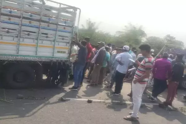 भीषण सड़क हादसा: 6 की मौत, मजदूरों से भरी पिकअप और ट्रक में जोरदार टक्कर, चार घायल