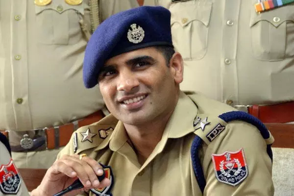 कमिश्नर ऑफ पुलिस के खिलाफ सीबीआई जांच शुरू, जहां रहे थे एएसआई वही एसएसपी बन चर्चित हुए थे आईपीएस कुलदीप चहल... कमिश्नर ऑफ पुलिस के खिलाफ सीबीआई जांच शुरू, जहां रहे थे एएसआई वही एसएसपी बन चर्चित हुए थे आईपीएस कुलदीप चहल...