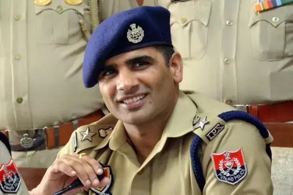 कमिश्नर ऑफ पुलिस के खिलाफ सीबीआई जांच शुरू, जहां रहे थे एएसआई वही एसएसपी बन चर्चित हुए थे आईपीएस कुलदीप चहल... कमिश्नर ऑफ पुलिस के खिलाफ सीबीआई जांच शुरू, जहां रहे थे एएसआई वही एसएसपी बन चर्चित हुए थे आईपीएस कुलदीप चहल...