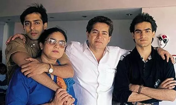 VIDEO-सलमान खान के पिता सलीम ने क्यों की थी दूसरी शादी?, बेटे अरबाज़ के शो में किया चौंकाने वाला खुलासा...