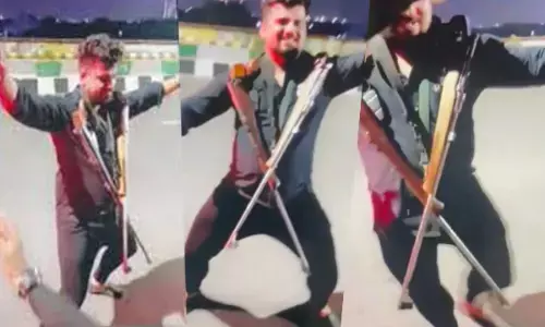 Viral Video: बीच सड़क पर युवकों ने राइफल गले में लटका कर जमकर लगाए ठुमके, एक्शन में आई पुलिस…