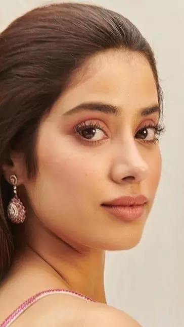 जानवी कपूर ही नहीं बल्कि उनकी छोटी बहन ख़ुशी भी छाए रहती है इंटरनेट पर :