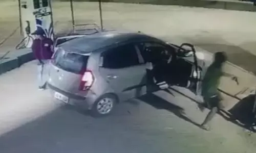 CG News: कट्टे की नोक पर पेट्रोल पंप में लूट की कोशिश, गोली चलाई, सीसीटीवी को पत्थर से तोड़ा...