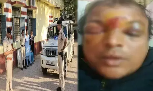 VIDEO-शिक्षक पर जानलेवा हमला: परीक्षा में नकल रोकने पर 15 से 20 छात्रों ने लाठी-डंडे से बुरी तरह पीटा, रोड पर दौड़ा-दौड़ाकर मारे...