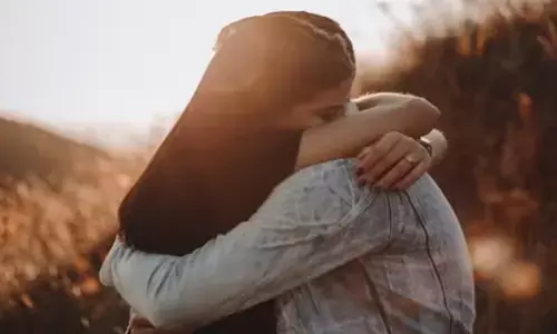 Hug Karne ke Fayde in Hindi: जादू की झप्पी देने से दूर होगी सारी कड़वाहट, साथी के साथ प्यार के पलों का लें ऐसे आनंद