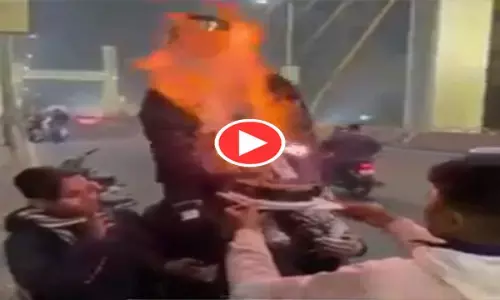 VIDEO-बर्थडे का जानलेवा जश्न: जन्मदिन मना रहे युवक के चेहरे पर अचानक लगी आग, और फिर...