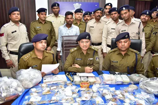 छत्तीसगढ़ में अय्याश चोर: पूर्व मंत्री के रिश्तेदार के यहां की करोड़ों रुपये की चोरी, फिर उन्हीं रुपयों को लेकर मौज करने चला गया गोवा...