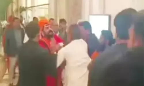 Mahant Rajudas: महंत राजू दास और स्वामी प्रसाद मौर्य के बीच मारपीट, TV डिबेट में बवाल, देखें लाइव वीडियो