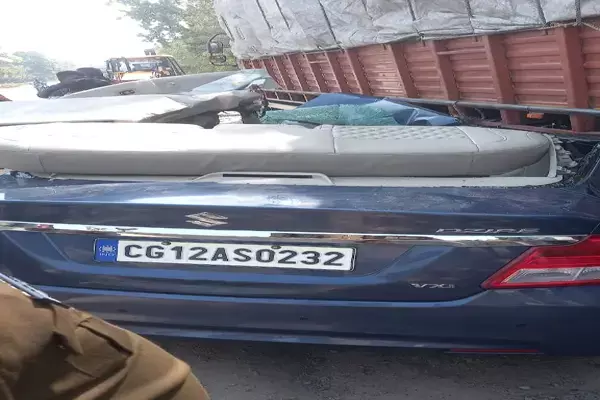 CG News: ट्रांसफर के बाद ज्वॉइन करने जा रहे SECL कर्मी की कार खड़ी ट्रक से टकराई, पति-पत्नी समेत 5 साल का मासूम गंभीर, देखिए फोटो...