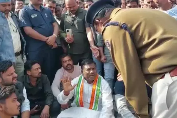 CG वीडियो: थाने में विधायकजी बैठे धरने पर, बोले SP से नीचे किसी से बात नहीं करूंगा...