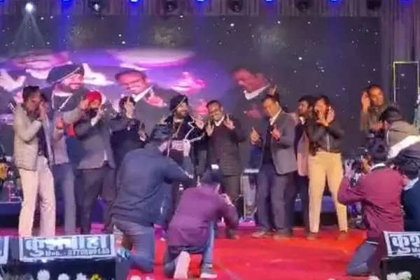 Mainpat Mahotsav Ambikapur: कलेक्टर-एसपी जमकर झूमे: दलेर मेंहदी के तुनक...तुनक, तुन...गाने पर कलेक्टर जमकर थिरके तो एसपी भी खुद को रोक नहीं पाईं...