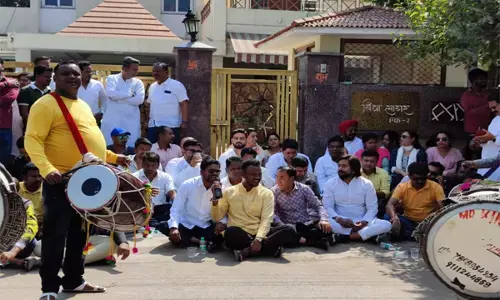 ED छापे के विरोध में बजा ढोल : पीसीसी कोषाध्यक्ष रामगोपाल अग्रवाल के घर के सामने बाजे-गाजे के साथ विरोध प्रदर्शन, भजन गा रहे - ईडी को सन्मति दे भगवान...