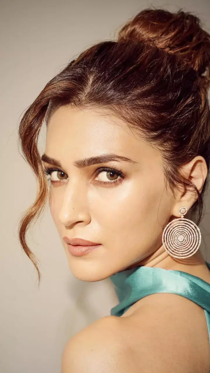 कृति सेनन फिर चर्चे में नजर आई, इस सुपरस्टार के साथ नजर आएगी अब कृति सेनन