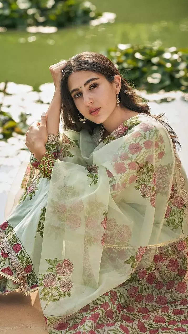 सारा अली खान को इस लुक में देख फैंस को लगा बड़ा झटका: