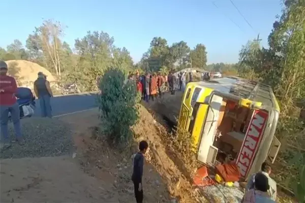 CG News: तीर्थ यात्रियों की बस पलटी, कई यात्री जख्मी, कंडक्टर व तीन साल के बच्चे की हालत गंभीर, ड्राइवर फरार