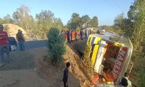 CG News: तीर्थ यात्रियों की बस पलटी, कई यात्री जख्मी, कंडक्टर व तीन साल के बच्चे की हालत गंभीर, ड्राइवर फरार