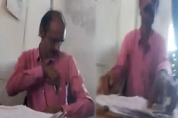 Sakti News-छत्तीसगढ़ में रिश्वतखोर बाबू Video, जमीन के कागज को सत्यापित करने किसान से मांगी रिश्वत, बोला-पैसे तो लगेंगे...