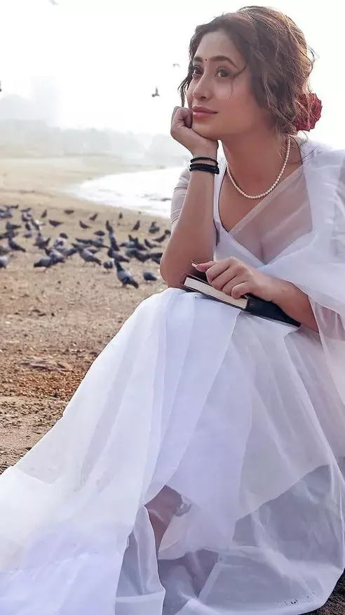 शिवांगी जोशी आये दिन फैंस के दिलों में छाए रहती है :