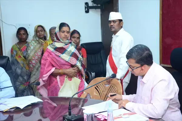 कलेक्टर संजीव झा ने जन चैपाल में सुनी लोगों की समस्याएं, निराकरण के लिए अधिकारियों को दिए निर्देश....