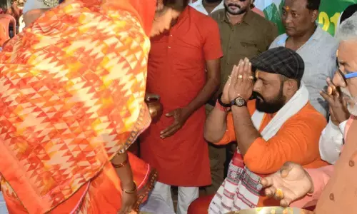 250 लोगों की घर वापसी : जशपुर में शुद्धिकरण हवन के बाद गंगाजल से पैर धोकर 36 परिवारों की कराई घर वापसी