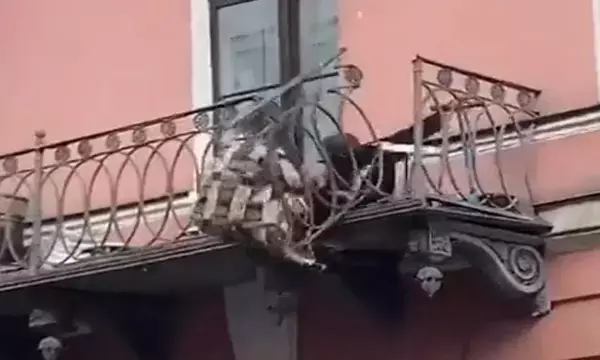 दिल दहला देने वाली VIDEO: आपस में लड़ रहे थे पति-पत्नी, अचानक बालकनी की रेलिंग टूटी...और फिर...