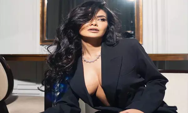 Esha Gupta के हॉट लुक: ब्रालेस होकर एक्ट्रेस ने खोले कोट के बटन, हॉट तस्वीरें ने इंटरनेट पर लगाई आग...