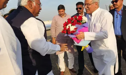 Photo राष्ट्रीय अध्यक्ष मल्लिकार्जुन खरगे पहुंचे रायपुर, सीएम भूपेश बघेल ने किया स्वागत, देखें तस्वीरें...