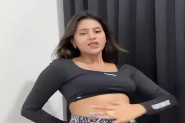 Anjali Arora Killer Video: सोशल मीडिया सनसनी अंजलि ने नए जानलेवा वीडियो से मचाया तहलका, आप भी देखें संभल बढ़ जाएंगी धड़कनें...