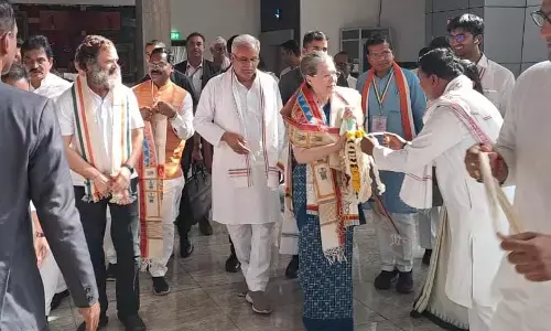 Video सोनिया-राहुल पहुंचे रायपुर: कांग्रेस महाधिवेशन में हिस्सा लेने के लिए पहुंचे सोनिया और राहुल, जोरदार स्वागत