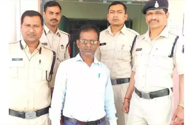 CG News-छात्रा से छेड़छाड़: प्रधान पाठक ने किया छात्रा से छेड़छाड़, साथी शिक्षक ने छुपाया, हुआ गिरफ्तार...