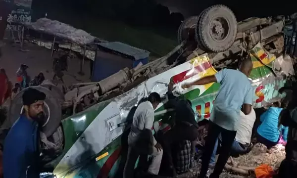 Sidhi Road Accedent: भीषण हादसे में 17 मौतेंः अमित शाह के सभा से आ रही बसों को ट्रक ने मारी टक्कर, 17 की मौत 30 घायल...