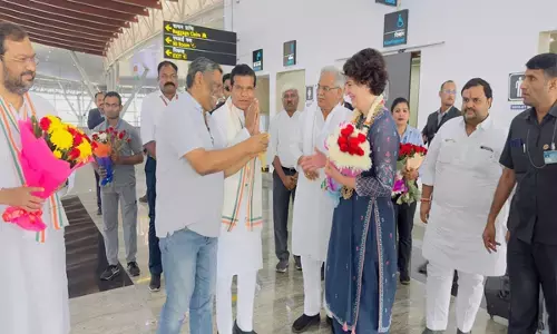 PHOTO: प्रियंका गांधी पहुंचीं रायपुर, एयरपोर्ट पर गर्मजोश स्वागत, देखिए फोटो....
