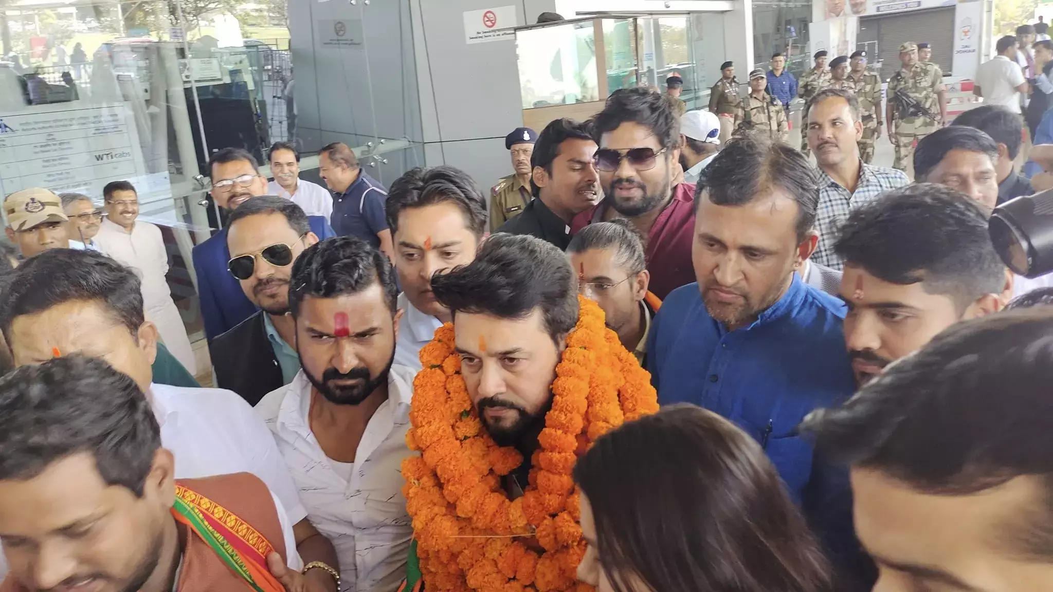 कांग्रेस महाधिवेशन पर केंद्रीय मंत्री का हमला: 16 लाख परिवारों के लिए आवास नहीं और गांधी परिवार के लिए फाइव स्टार टेंट