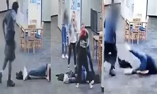 शिक्षक की पिटाई: वीडियो गेम छीनने पर छात्र ने टीचर को पीटा, लात-मुक्के भी जमकर बरसाए...देखिए वीडियो....