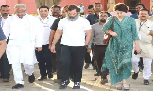 Rahul, Priynka in Sirpur: राहुल और प्रियंका सिरपुर में: सीएम भूपेश बघेल के साथ राहुल और प्रियंका ने लक्ष्मण मंदिर का किया दर्शन, सुरक्षा घेरा तोड़ ग्रामीणों से की आत्मीयता से चर्चा...