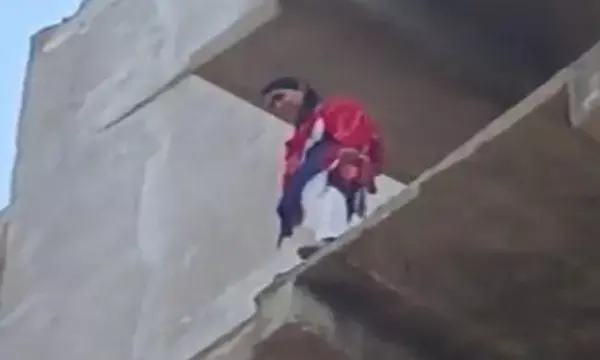 CG-Students suicide live video: CG-छात्रा के सुसाइड का लाइव video, नीचे से लोग चिल्लाते रहे, 9वीं की छात्रा ने बिल्डिंग से कूदकर दे दी जान...