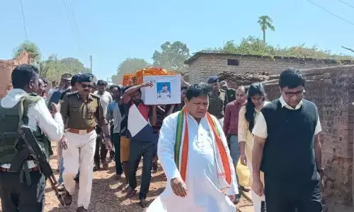 शहीद को अंतिम विदाई : आईईडी ब्लास्ट में शहीद संजय लकड़ा का पार्थिव शरीर पहुंचा गृहग्राम, राजकीय सम्मान के साथ अंतिम संस्कार