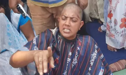 CG News: अनुकंपा नौकरी के लिए शिक्षाकर्मियों की विधवा ने कराया मुंडन, बिलखते हुए कहा – नौकरी दे दे सरकार...