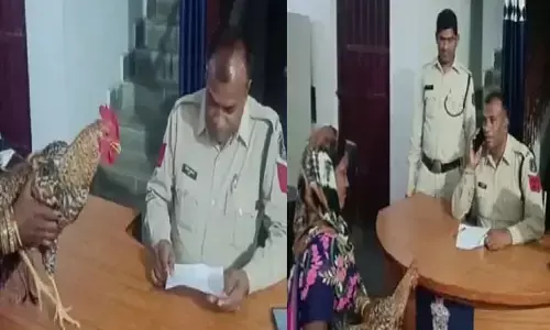 Bilaspur News: छत्तीसगढ़ में मुर्गे की हत्या की कोशिश: मुर्गा लेकर थाने पहुंची महिला बोली-मोर मुर्गा ल मार के खाये के तैयारी रिहिस साहब....