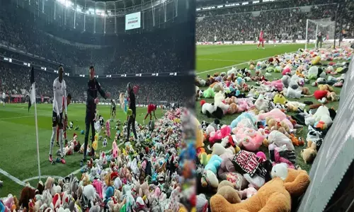 मैदान में खिलौनों की बारिश: लाइव मैच के दौरान दर्शकों ने मैदान में फेंके टेडी बियर, जमकर वायरल हो रहा वीडियो...