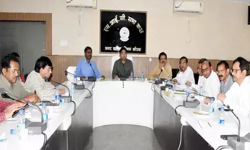 अप्रारंभ विकास कार्यो को तत्काल प्रारंभ कराएं, प्रगतिरत कार्यो को समयसीमा में पूरा करें-आयुक्त