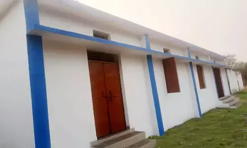 निगम ने की गोबर पेंट से नवनिर्मित सामुदायिक भवन की पोताई...