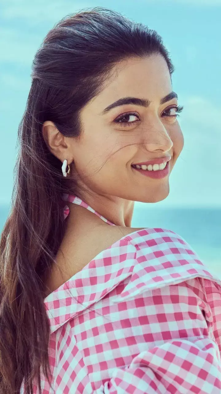 अवॉर्ड शो में रश्मिका मंदाना ने पहनी ऐसी ड्रेस कि भड़क गए फैंस,