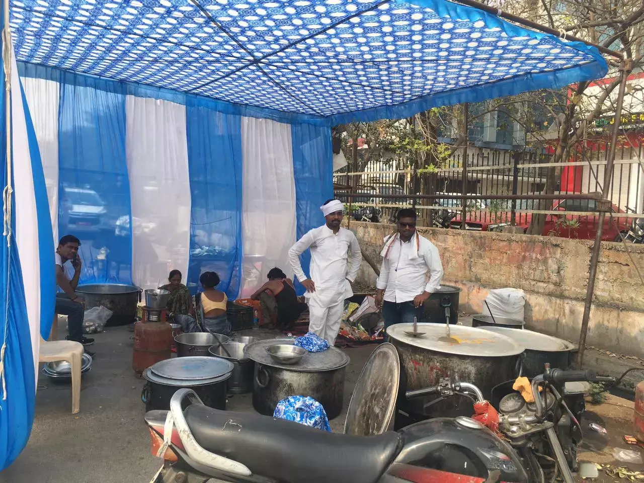 ED दफ्तर के सामने कांग्रेस की रसोई : पहले दिन रामगोपाल, दूसरे दिन सन्नी से पूछताछ, इसलिए कार्यकर्ताओं के भोजन की व्यवस्था भी वहीं