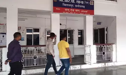 दरोगा की पिस्टल चोरी : दरोगा जी ट्रेन में सोते रहे और सीट के नीचे रखे बैग से पिस्टल, गोलियां गायब; यूपी से चोरी की जांच कर लौट रहे थे