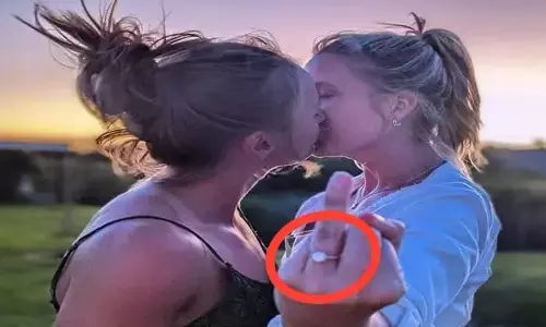 Sports News: इस खूबसूरत महिला क्रिकेटर ने गर्लफ्रेंड संग की सगाई, उंगली में इंगेजमेंट रिंग और KISS करते तस्वीरें हुई वायरल...देखें...