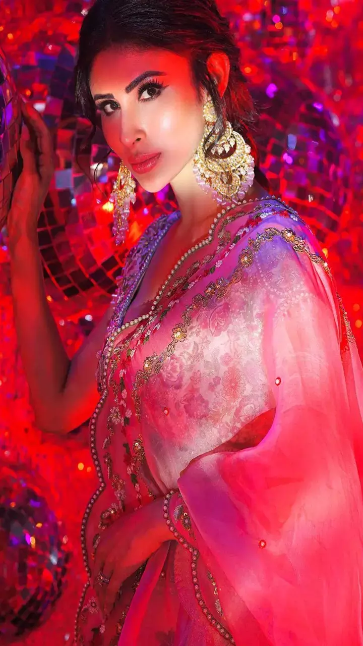 लहंगे में मौनी रॉय ने दिए राजकुमारियों जैसे पोज, दिखीं बेहद खूबसूरत...